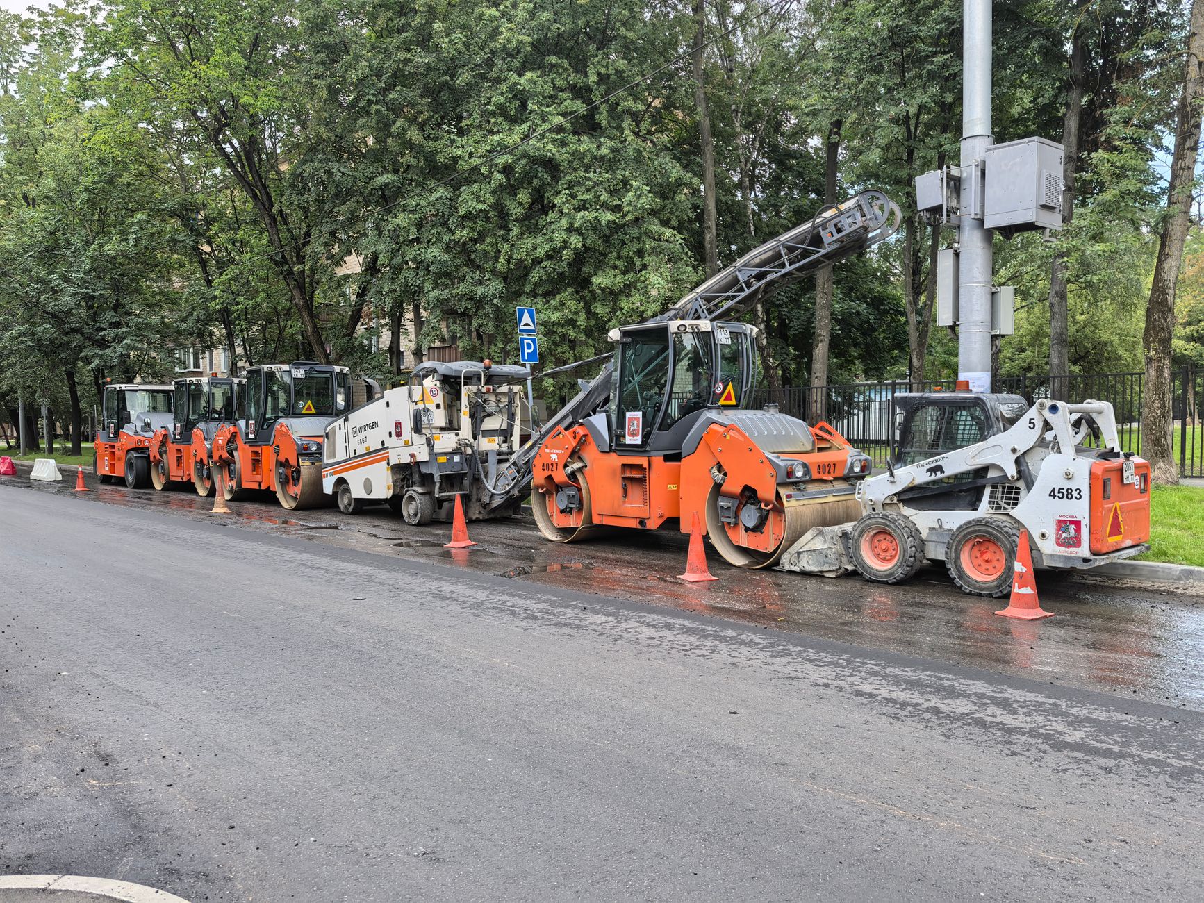 Sorba állított munkagépek egy útépítési területen